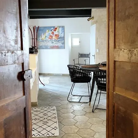 Uzes, Au Coeur Du Centre Medieval Le Logis Du Consul Un Bien D'exception Du Xvieme Siecle