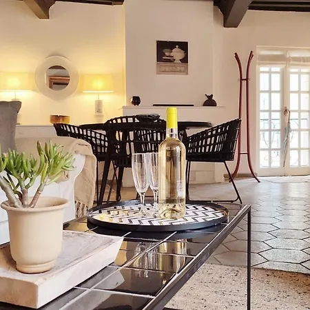 Uzes, Au Coeur Du Centre Medieval Le Logis Du Consul Un Bien D'exception Du Xvieme Siecle Uzès