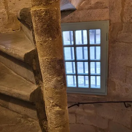 Uzes, Au Coeur Du Centre Medieval Le Logis Du Consul Un Bien D'exception Du Xvieme Siecle *