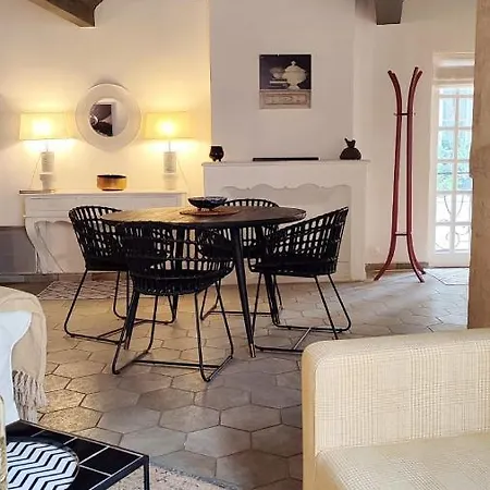 Uzes, Au Coeur Du Centre Medieval Le Logis Du Consul Un Bien D'exception Du Xvieme Siecle