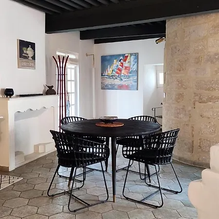 Apartment Uzes, Au Coeur Du Centre Medieval Le Logis Du Consul Un Bien D'exception Du Xvieme Siecle